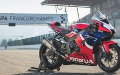 Đây là chiếc CBR1000RR-R Fireblade phiên bản đặc biệt nhẹ hơn và mạnh hơn so với xe tiêu chuẩn