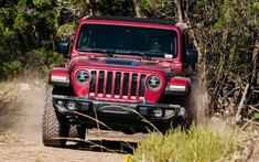 SUV việt dã Jeep Wrangler sơn màu hồng "bán chạy như tôm tươi"