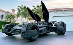 Chiếc Batmobile bản sao 99% này có trang bị động cơ Ford Raptor 700 mã lực, biết phun lửa bắt mắt