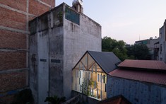 Ngôi nhà "áo mưa" trong hẻm nhỏ Hà Nội