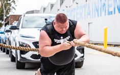 Để gây quỹ từ thiện cho trẻ em, lực sĩ Strongman lập đồng lúc 2 kỷ lục kéo xe và chịu gãy 1 cái răng