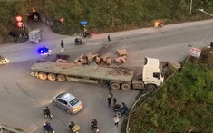 Bắc Giang: Chục khối bê tông rơi khỏi xe đầu kéo, đè tử vong nam công nhân
