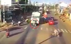 Video: Xe máy chở 4 mẹ con cắt mặt ô tô tải và bị cuốn vào gầm, 1 bé gái 12 tuổi tử vong tại Bình Phước