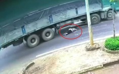 Video: Ô tô tải cuốn bà cụ đi bộ sang đường vào gầm trong vụ tai nạn gây tranh cãi tại Gia Lai