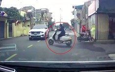 Video: Lao từ ngõ ra đường như chốn không người, nam sinh đi xe máy điện tông vào ô tô Kia Seltos