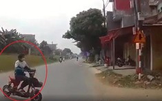 Video: Sang đường khuất tầm nhìn, nữ sinh đi xe máy điện bị ô tô tông văng tại Hải Dương