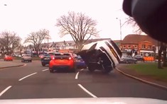 Video: Tông vào đuôi xe con Toyota GR Yaris, SUV hạng sang Land Rover Discovery Sport "ngửa bụng"