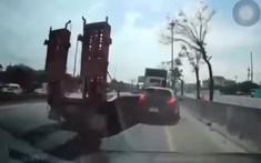 Video: Ô tô con văng vào dải phân cách sau cú va chạm của xe phooc khiến 2 mẹ con bị hất xuống đường