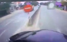 Video: Chuyển làn thiếu quan sát, ô tô con bị xe đầu kéo tông văng vào dải phân cách tại Thanh Hóa