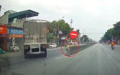 Video: Tài xế lái ô tô con sang đường thiếu quan sát khiến xe tải lao sang làn đường ngược chiều