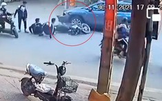 Video: Xe máy "kẹp ba" chạy lấn làn, tông trực diện ô tô, nam sinh bị tài xế liên tục đánh vào mặt tại Vĩnh Phúc