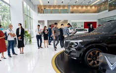 Người dân tấp nập mua xe, bấm biển: Thị trường ô tô đảo chiều chuyển từ "lạnh" sang "nóng"