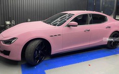 Chủ xe diện áo mới cho Maserati Ghibli để đón Noel, màu sắc không thể nổi bật hơn nữa