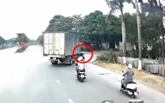 Video quay khoảnh khắc xe tải rẽ ẩu, cuốn xe máy vào gầm, người phụ nữ thoát chết trong gang tấc