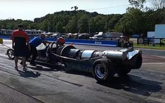 Theo dõi màn tăng tốc đầy "khói và lửa" của chiếc xe đua drag trang bị động cơ phản lực