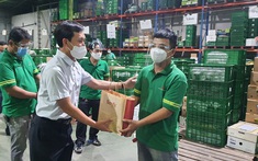 Lãnh đạo Saigon Co.op thăm và tặng quà động viên người lao động Trung tâm phân phối thực phẩm tươi sống tại Bình Dương
