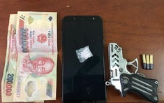 Khống chế đối tượng định dùng súng chống trả khi bị phát hiện bán ma túy