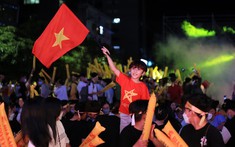 Hàng nghìn CĐV đổ về phố đi bộ tiếp sức cho U23 Việt Nam