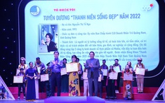 Trao giải thưởng “Thanh niên sống đẹp” và giải thưởng “15 tháng 10”