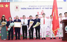 Trường Trung cấp Kinh tế - Kỹ thuật Nguyễn Hữu Cảnh nhận Huân chương Lao động hạng Ba