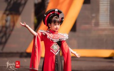 Dàn mẫu nhí gây sốt tại phố đi bộ với bộ sưu tập áo dài "Thanh âm đại ngàn"