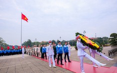 Đại biểu tham dự Đại hội Đoàn toàn quốc lần thứ XII báo công tại Lăng Chủ tịch Hồ Chí Minh