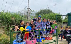 "Biến" săm lốp ô tô, xe máy thành sân chơi cho  trẻ em vùng cao