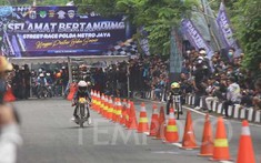 Cảnh sát Indonesia đứng ra tổ chức đua xe cho "dân tổ", cho phép người dưới 17 tuổi tham gia