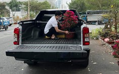 Cuối năm, Cường "Đô-la" mang bán tải có doanh số thứ 3 của năm 2021 đi chở hoa để ủng hộ nhà vườn
