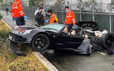 Video quay khoảnh khắc xe Lotus Exige bị chẻ làm đôi sau khi tông trúng trụ đèn trên đường, tất cả đều bình an vô sự