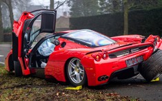 Siêu xe hiếm Ferrari Enzo trị giá trên 3 triệu USD gặp tai nạn thảm khốc, đứt liền bánh xe