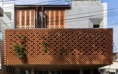 Ngôi nhà 3 tầng có mặt tiền gạch đan chéo với không gian mộc mạc tại Ấn Độ