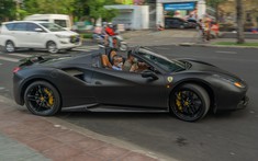 Một năm 2021 đầy phát tài của CEO chuỗi nhà thuốc lớn nhất Việt Nam, chốt năm cũ bằng siêu xe mui trần Ferrari 488 Spider