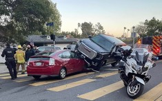 "Kẻ hủy diệt" Arnold Schwarzenegger lái SUV cỡ lớn GMC Yukon đè nát ô tô con khiến 1 phụ nữ bị thương nặng