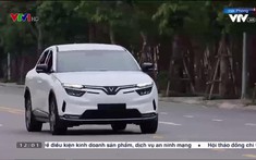 Chủ tịch nước Nguyên Xuân Phúc trải nghiệm hàng ghế sau của VinFast VF8 tại Hải Phòng