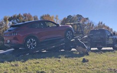Sai lầm của cứu hộ khiến chủ xe điện Ford Mustang Mach-E "hết hồn" với hóa đơn thay pin
