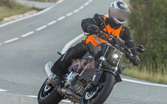 KTM 990 Duke R lộ ảnh mới với trang bị đèn pha projector đôi lạ lẫm