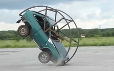 Đây là chiếc Lada có khả năng lộn vòng 360 độ khi phanh đột ngột của nhóm người Nga hài hước