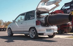 Kỳ lạ chiếc Daihatsu Mira tí hon có trang bị động cơ phản lực 2.600 mã lực