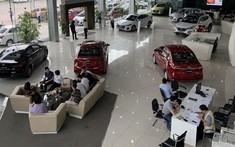 Chán cảnh đại lý "kênh" giá, khách mua ô tô chơi Tết chuyển sang săn xe cũ giá rẻ