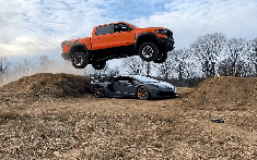 YouTuber gây sốc khi lái bán tải Ram 1500 TRX nhảy qua Lamborghini Aventador SVJ trị giá 800.000 USD