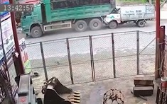 Video: Ô tô tải tông thẳng vào đuôi xe ben đang đỗ bên đường, tài xế mắc kẹt trong cabin tại Bắc Ninh