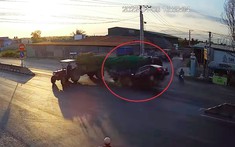 Video quay khoảnh khắc ô tô con tông thẳng vào chiếc xe ben sang đường trên quốc lộ 1A