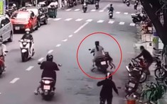 Video: Mẹ bất cẩn để con vặn tay ga khiến xe máy lao qua đường, tông trúng ô tô đang đỗ tại Đà Nẵng