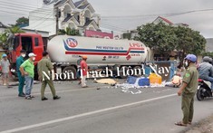 Video: Xe ba gác lao sang làn đường ngược chiều, va chạm với xe bồn khiến 2 người thương vong tại Đồng Nai