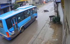 Video: Xe máy và xe buýt cùng lấn làn đường, tông trực diện nhau khiến 1 người nhập viện tại Hà Nội