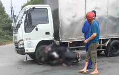 Video: Vượt đèn đỏ, người đàn ông đi xe máy bị ô tô tải tông tử vong tại Hải Dương