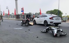 Video: 2 xe máy tông nhau kinh hoàng, 1 người bị ô tô Honda Civic cán tử vong tại Long An