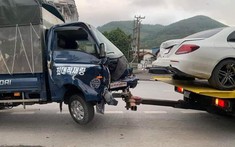 Video quay khoảnh khắc xe tải tông thẳng vào đuôi ô tô con Mercedes-Benz đang đỗ tại Quảng Ninh