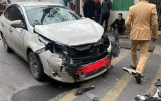 Video: Va chạm với xe tải tại ngã tư, ô tô con Toyota Vios "toác đầu"